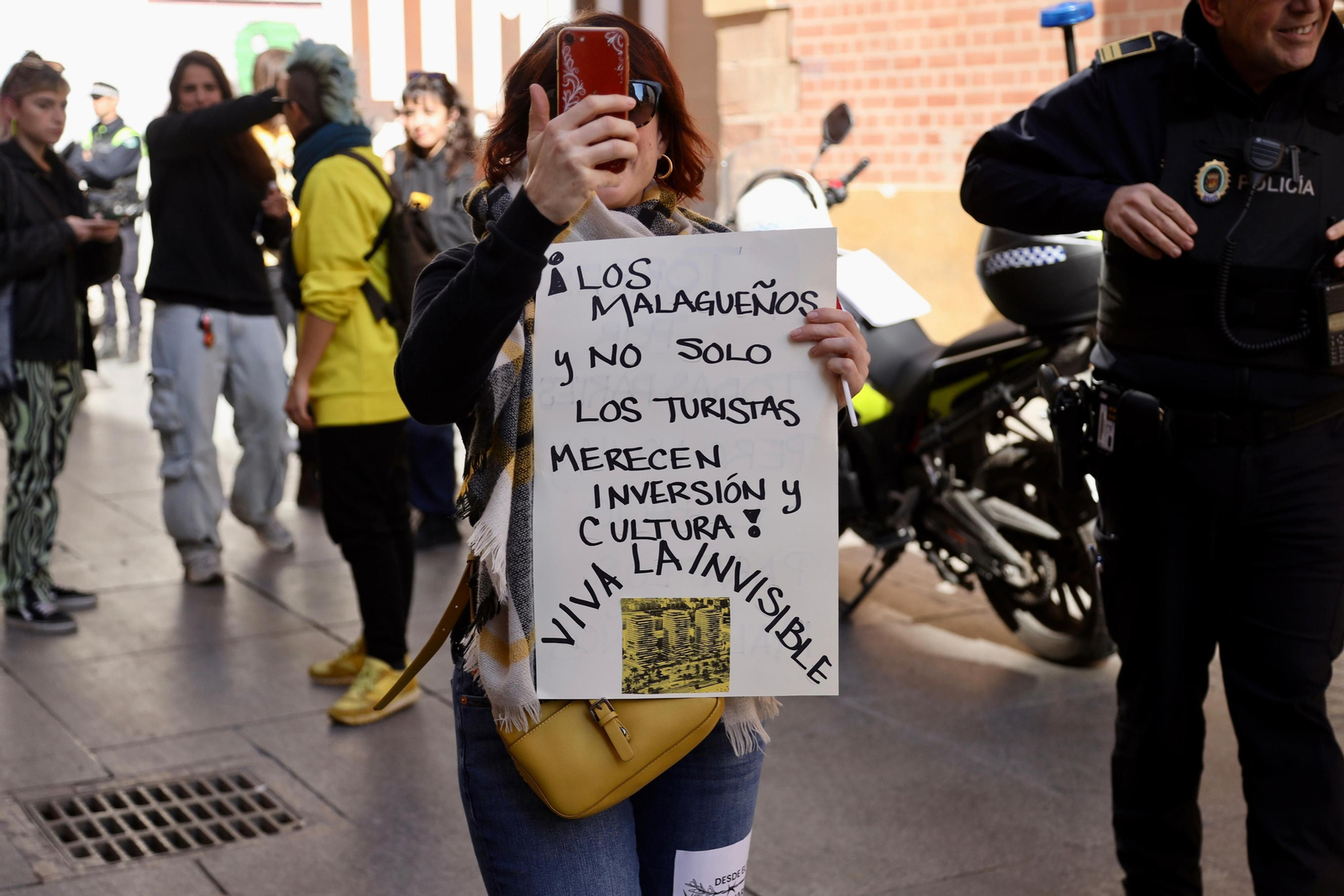 Cientos de personas salen a las calles de Málaga en apoyo a La Invisible, en fotos