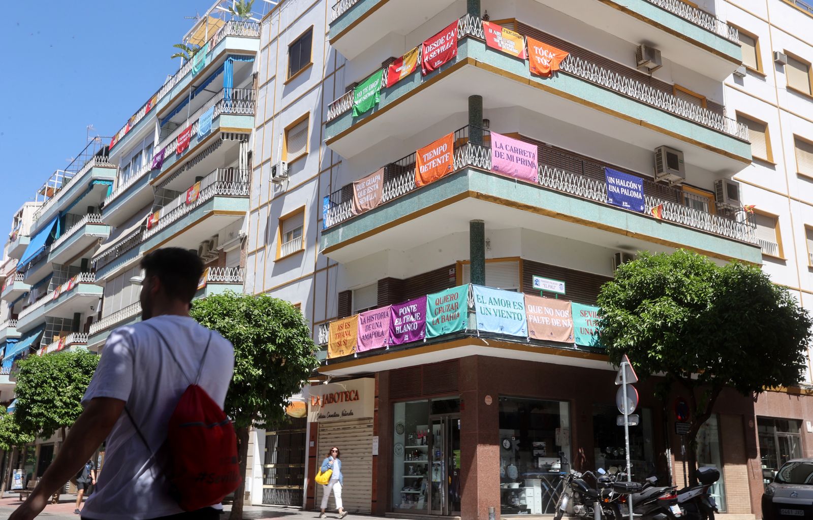 Banderolas y colgaduras en los balcones de Los Remedios
