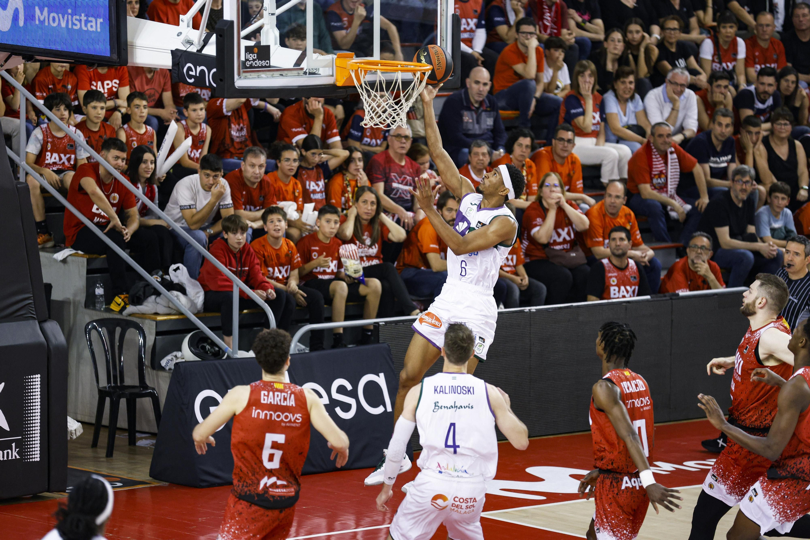 Kameron Taylor anota.