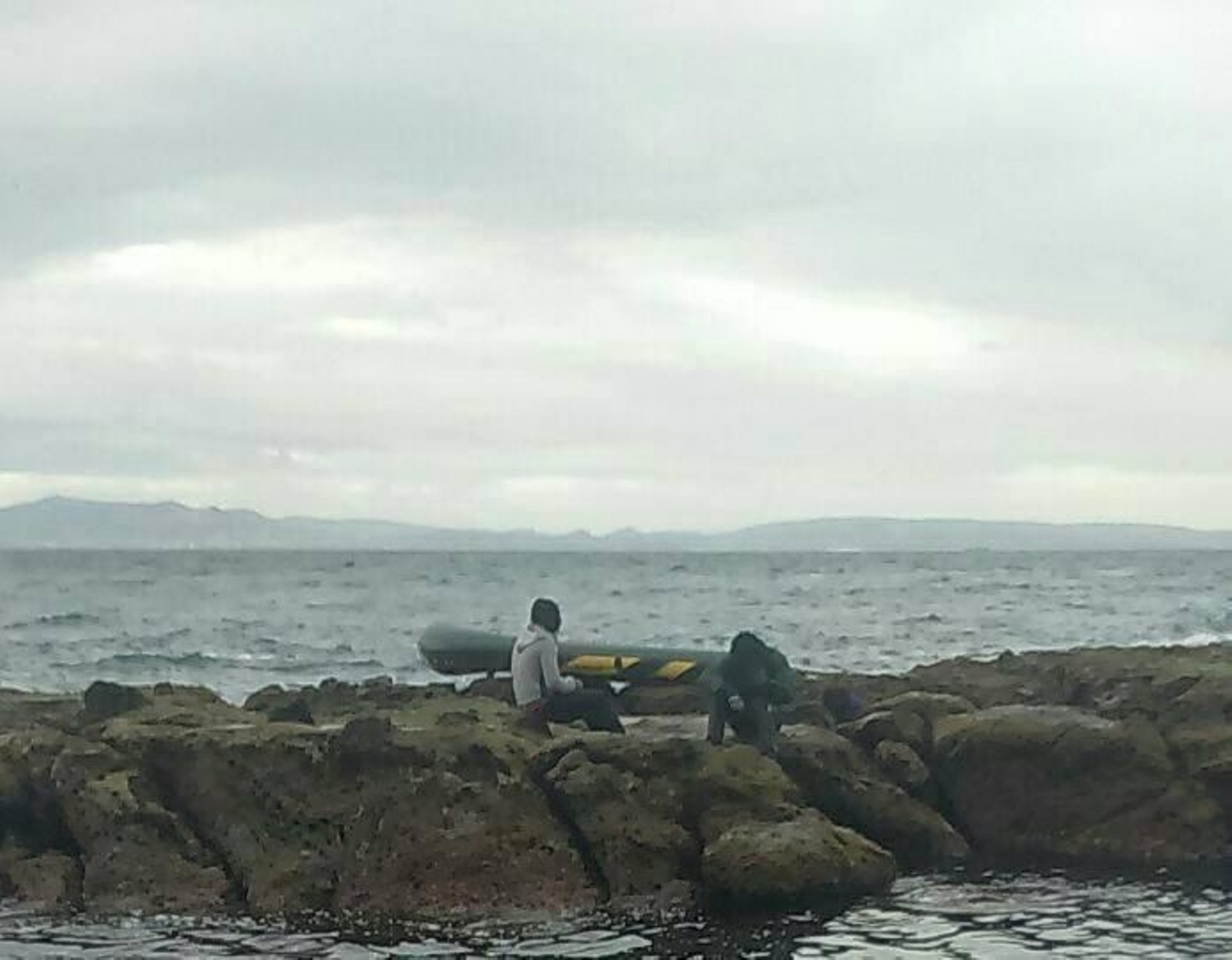 Dos de los inmigrantes que se salvaron, ayer en la costa de Tarifa.