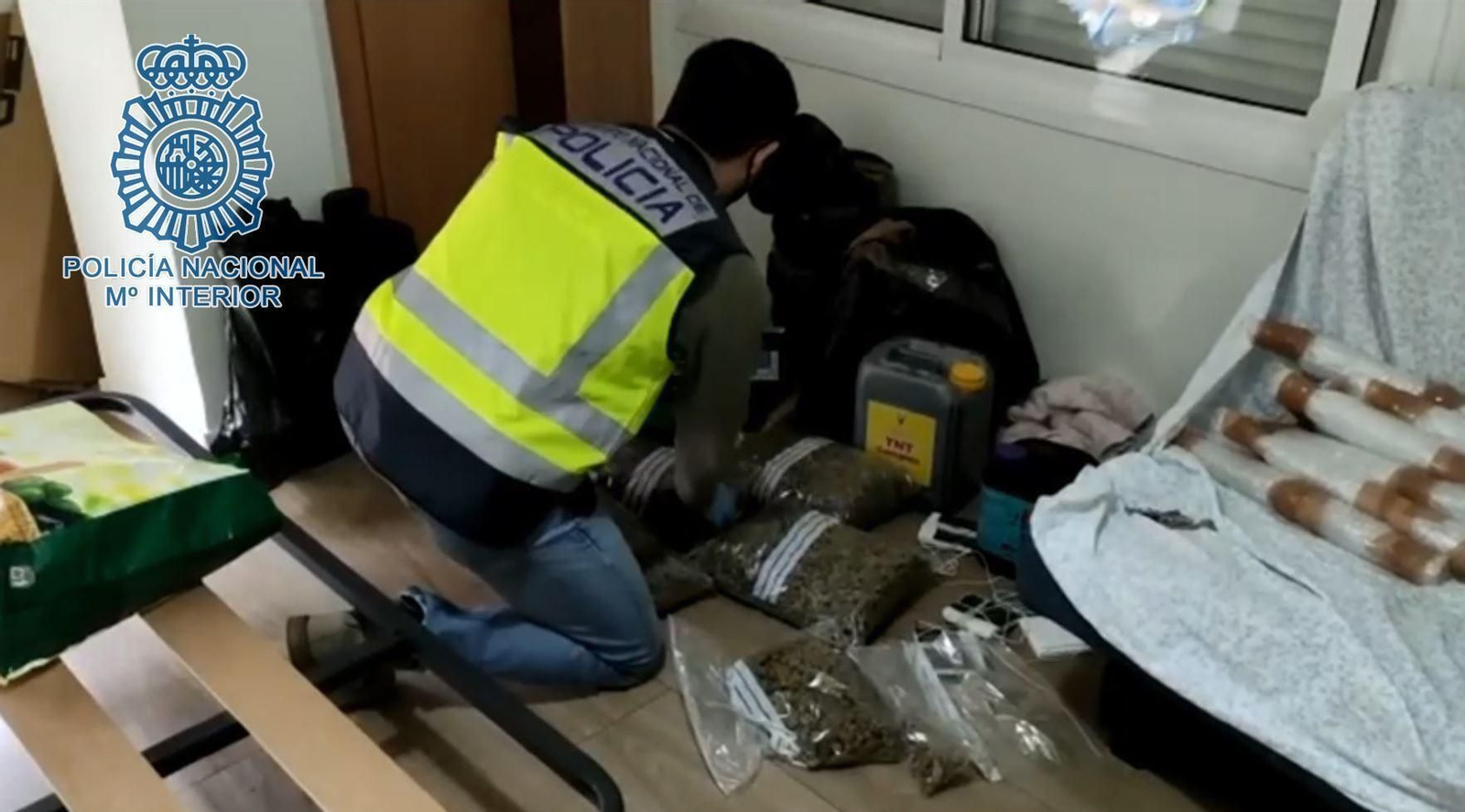 Un policía nacional, durante uno de los registros de la operación Pijama Duplicat.