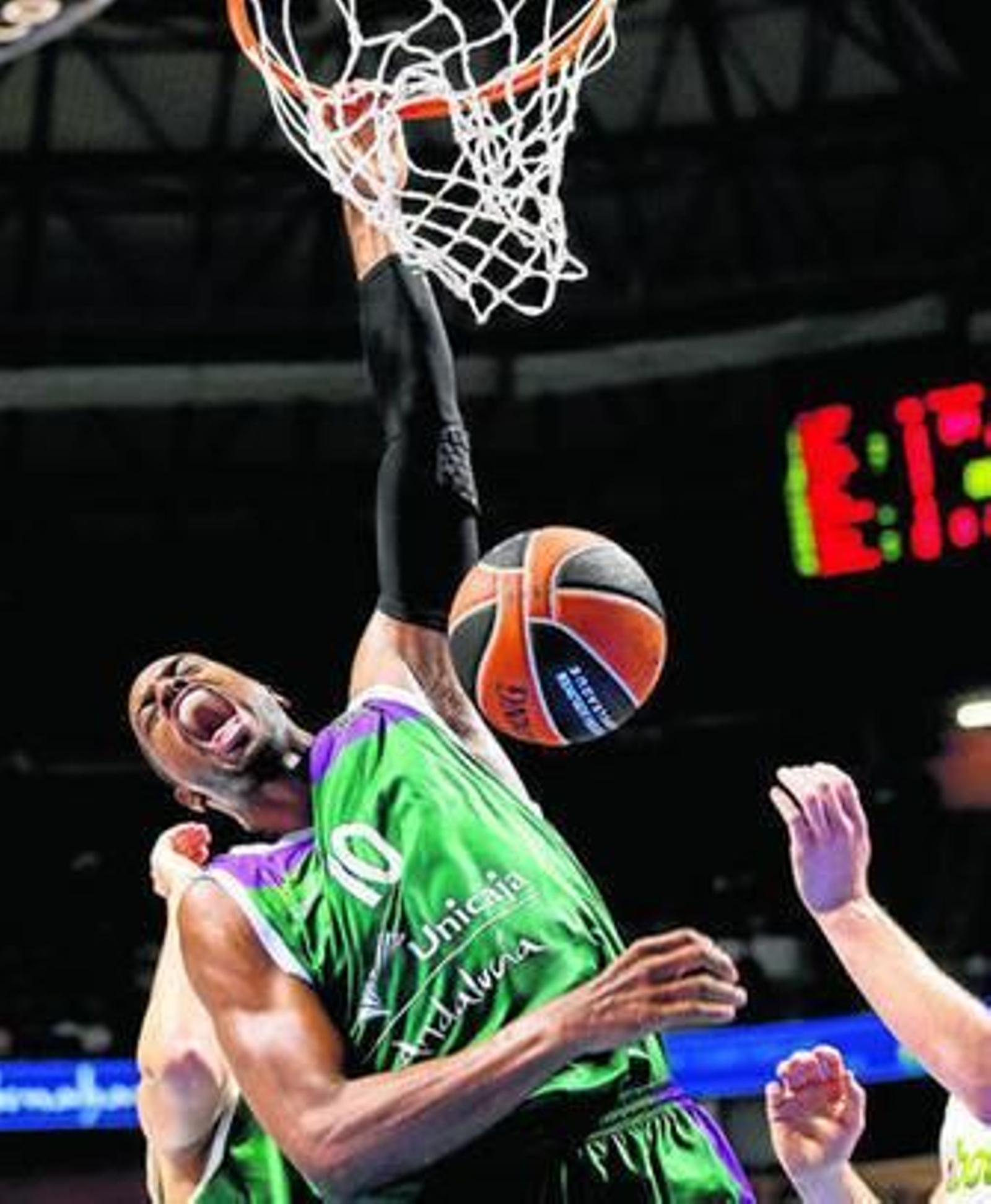 Will Thomas realiza un poderoso mate durante un partido.