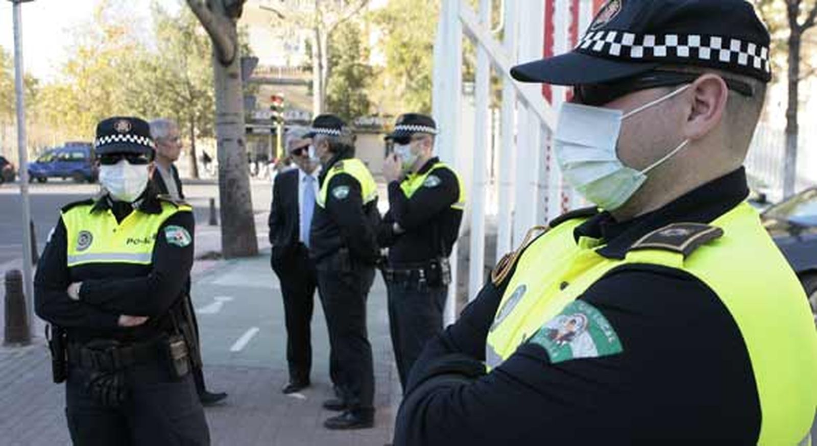 Los policías locales protestan con mascarillas