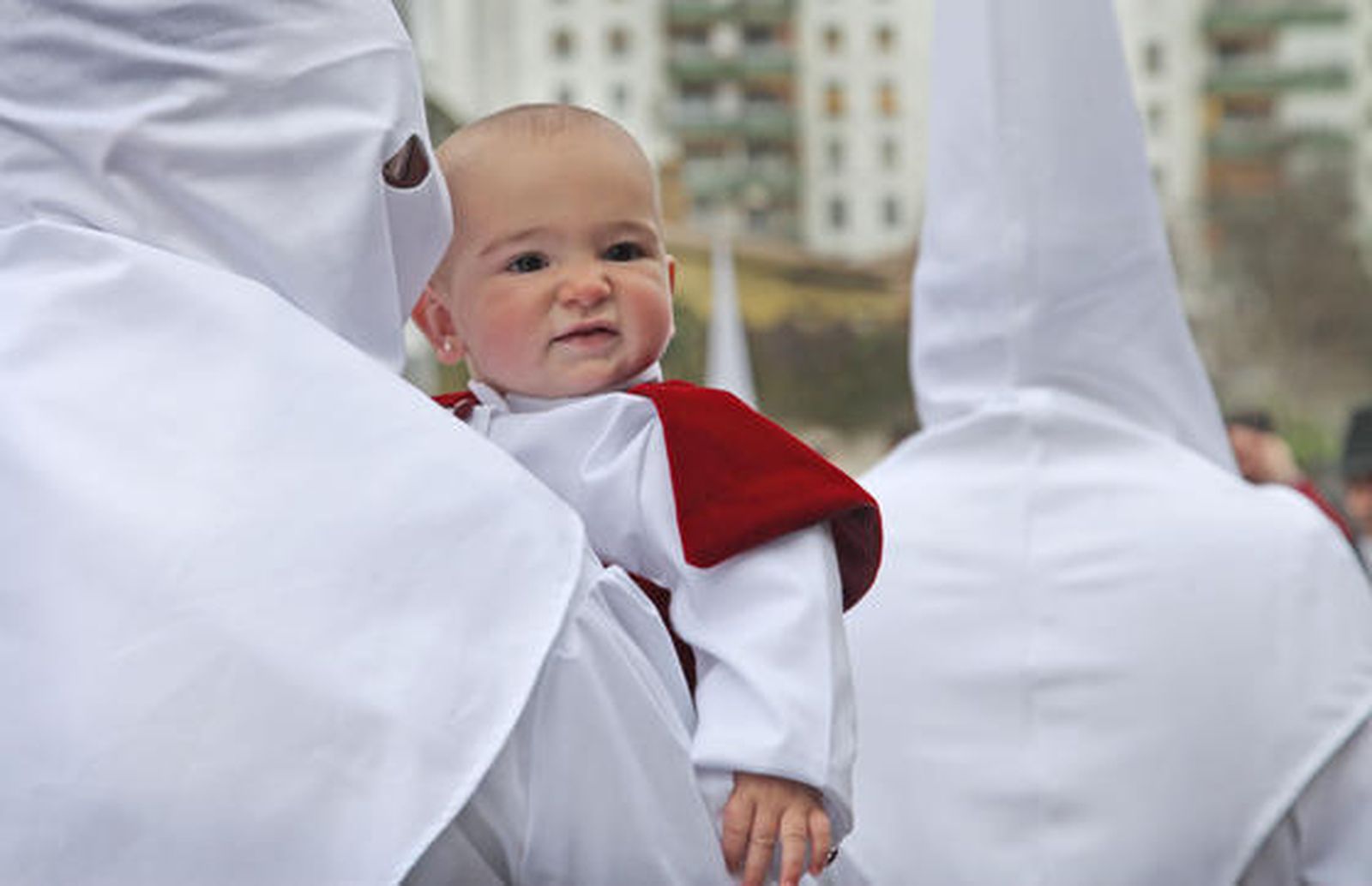 Una pequeña monaguilla, ayer, de la hermandad de San Benito.

Foto: Vanesa Lobo