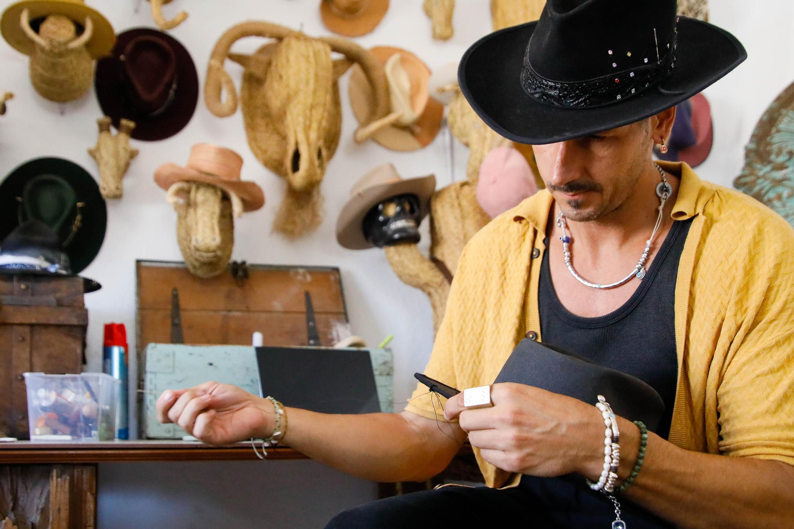 Imágenes del proceso creativo en sombreros de Alejandro Mateo