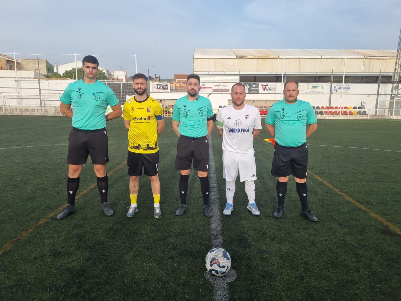 Luis Casas y Rubio, capitanes de ambos equipos, en el duelo liguero disputado el pasado 12 de octubre.