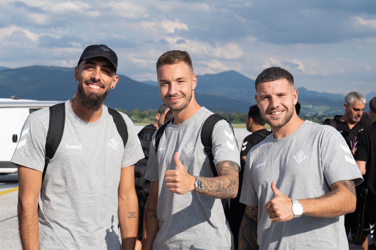 Loren, con Borja Iglesias y Aitor Ruibal, a la llegada de la expedición al 'stage' en Austria.
