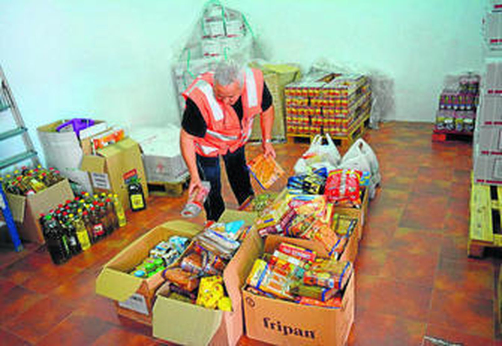 Un voluntario con las donaciones alimentarias que se destinarán a los colectivos más vulnerables.