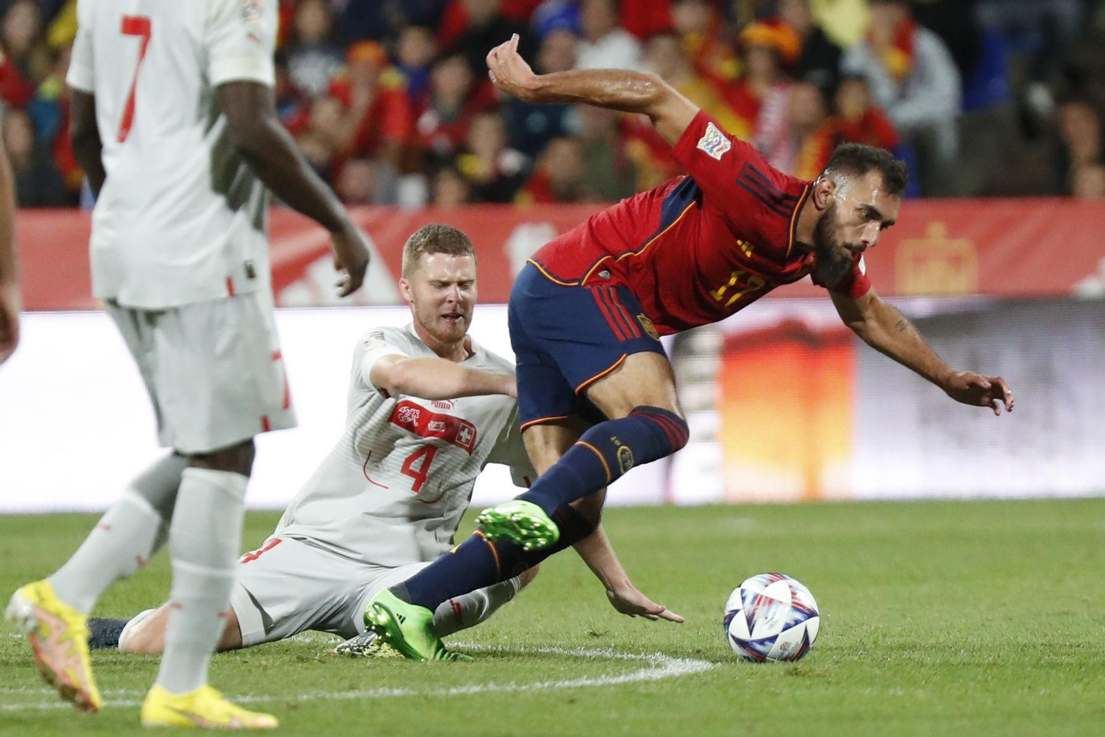 Borja Iglesias, en un lance del partido ante Suiza.