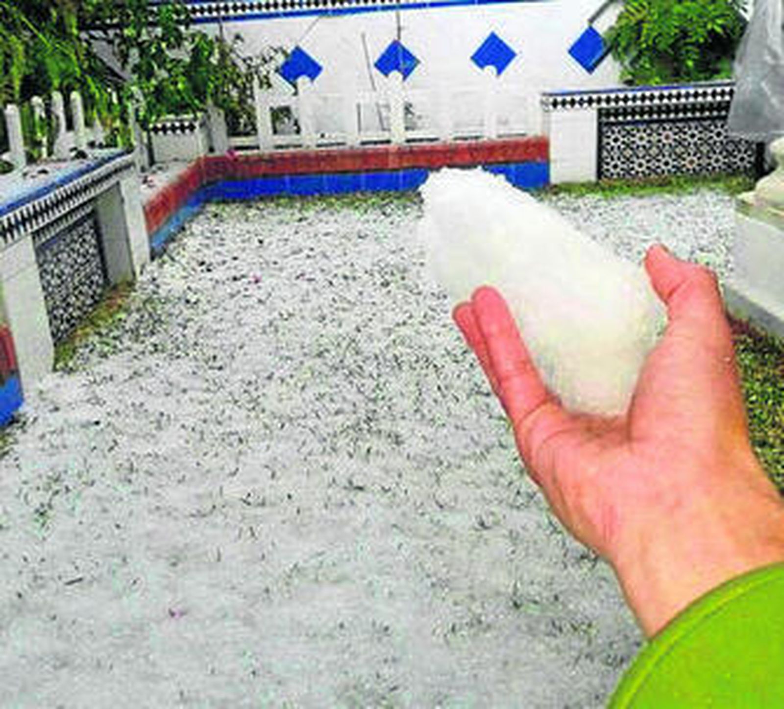 Un vecino coge un trozo de hielo de su patio.