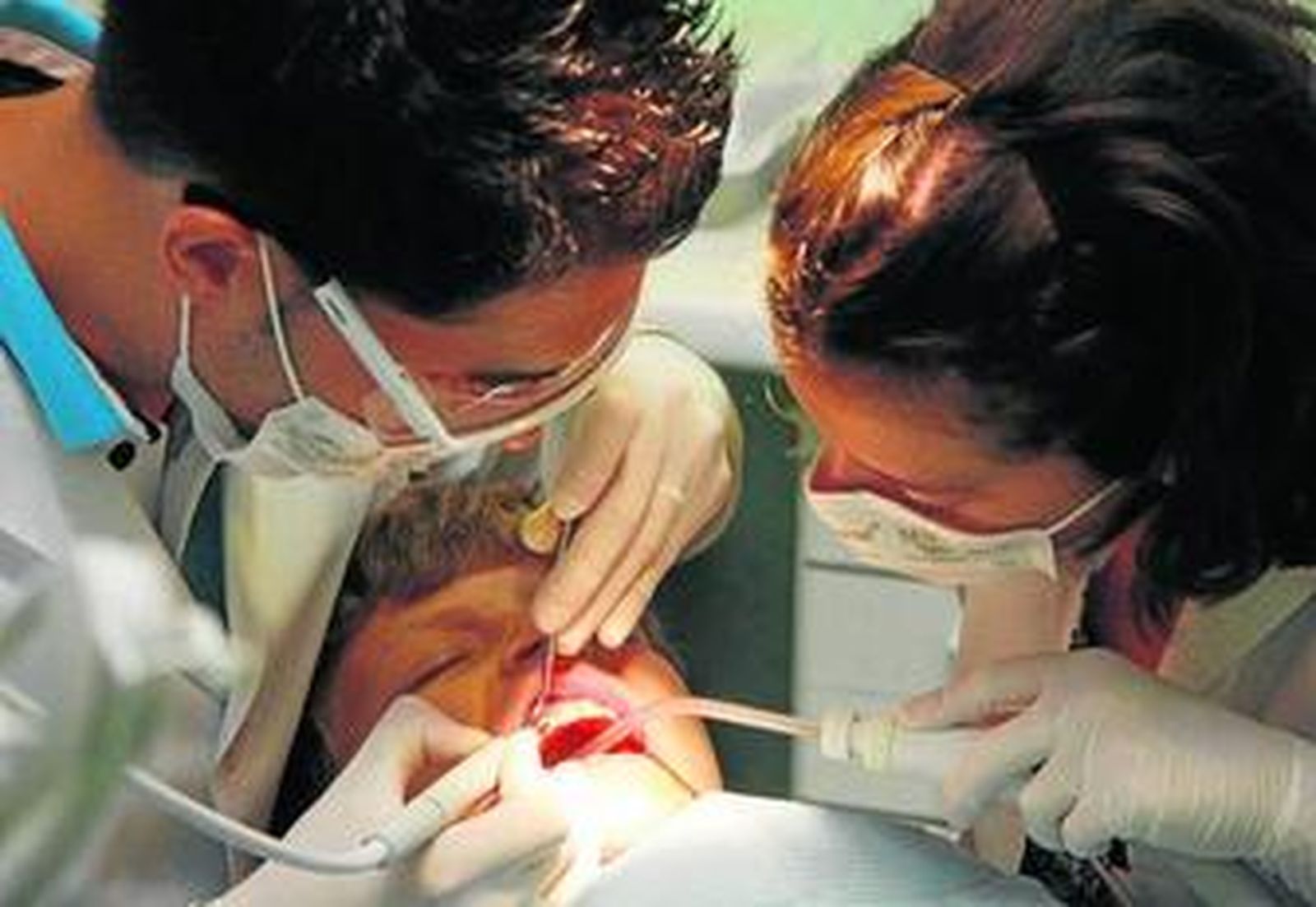 Un niño procedente de Bielorrusia es atendido por dentistas voluntarios