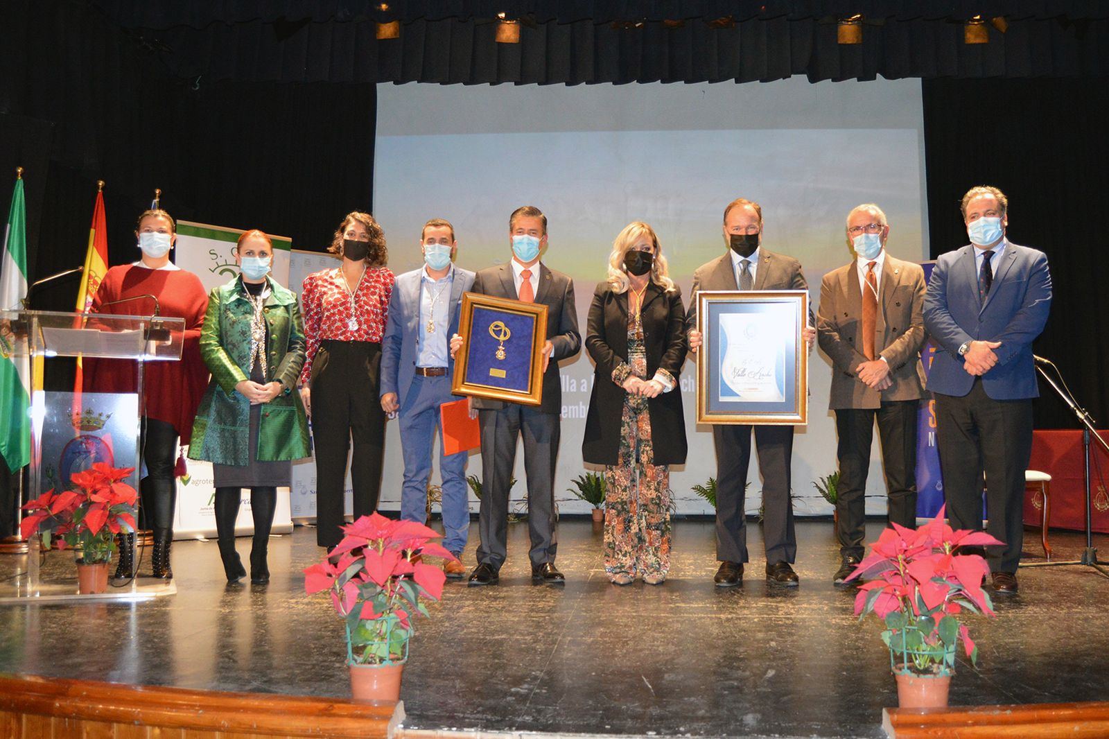 La alcaldesa con los representantes de la cooperativa en el acto de entrega de la Medalla.