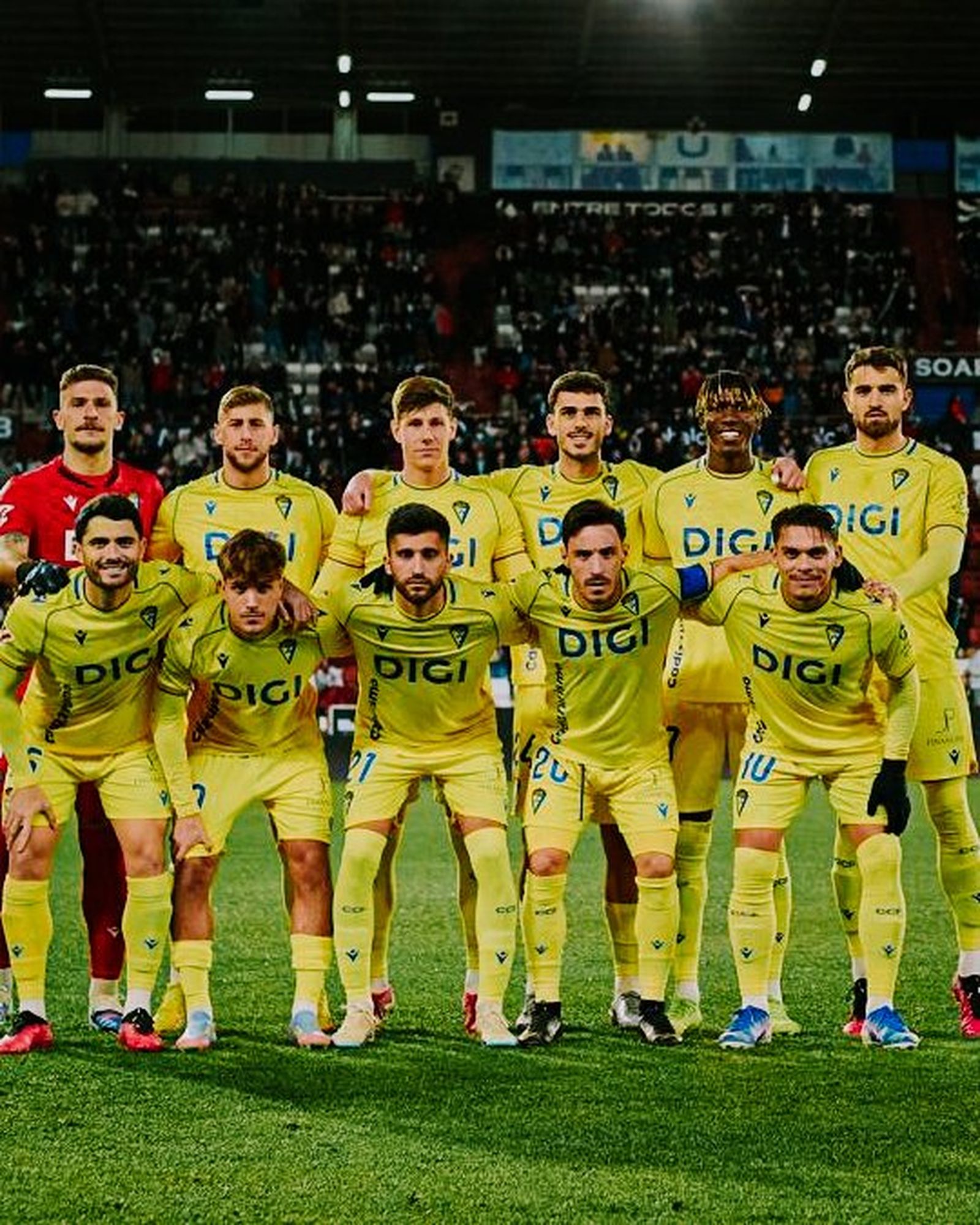 Formación inicial de los amarillos en el Carlos Belmonte.