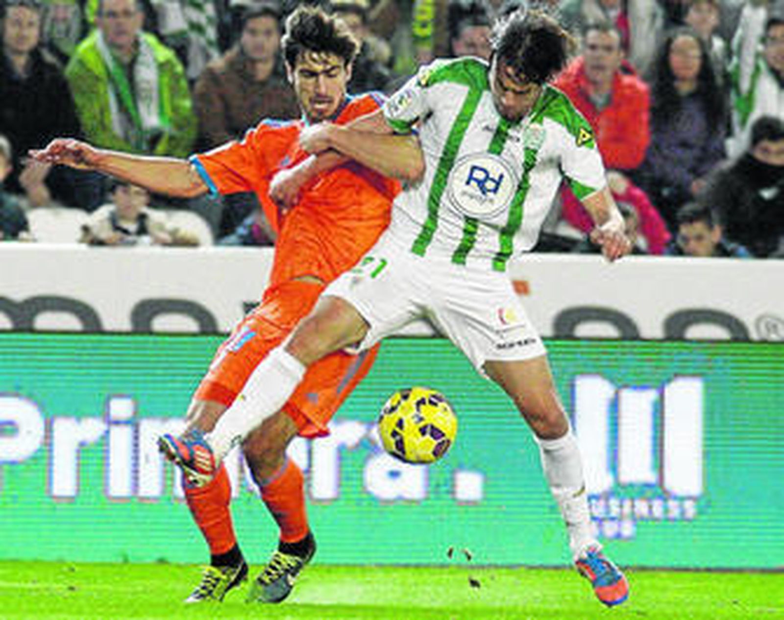 Rene Krhin (d), durante un partido jugado la pasada temporada con el Córdoba ante el Valencia.