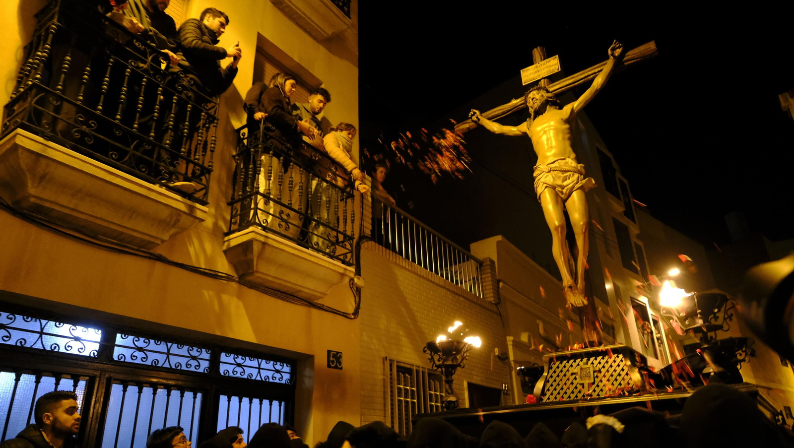 Las mejores imágenes de la Procesión del Perdón, en la noche del Martes Santo en Almería