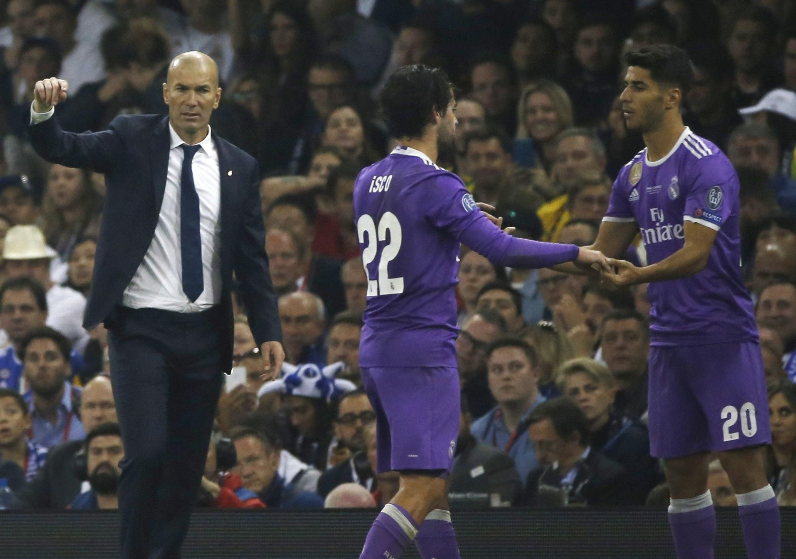 Zidane da instrucciones junto a Isco, que es relevado por Marco Asensio.