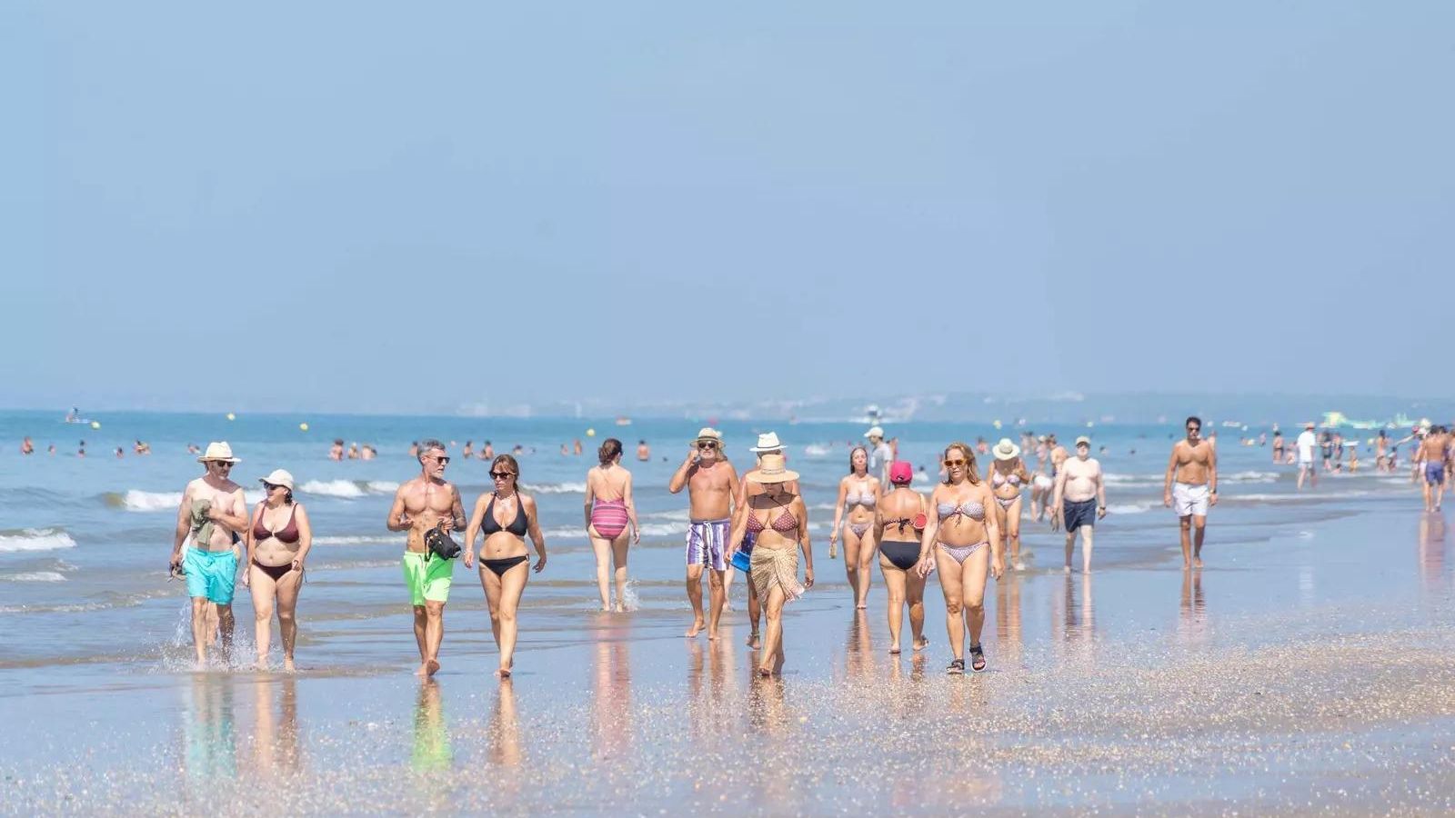 Playas llenas durante la ola de calor.