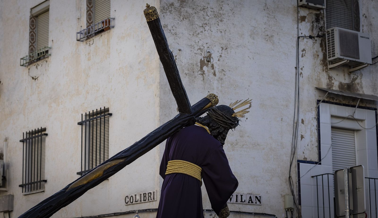 El Señor del Gran Poder por el barrio de Los Pajaritos, en imágenes.