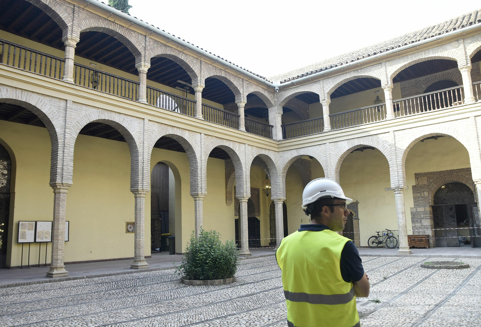 Un operario ultima la apertura de la primera fase de obras del palacio.