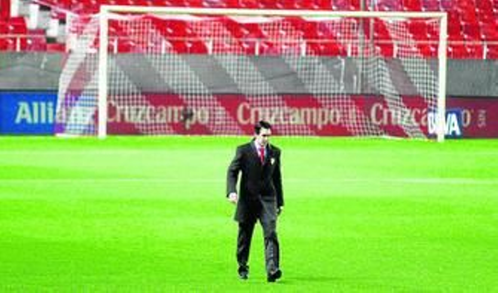 Unai Emery inspecciona el estado del terreno de juego antes de que dé comienzo el encuentro.
