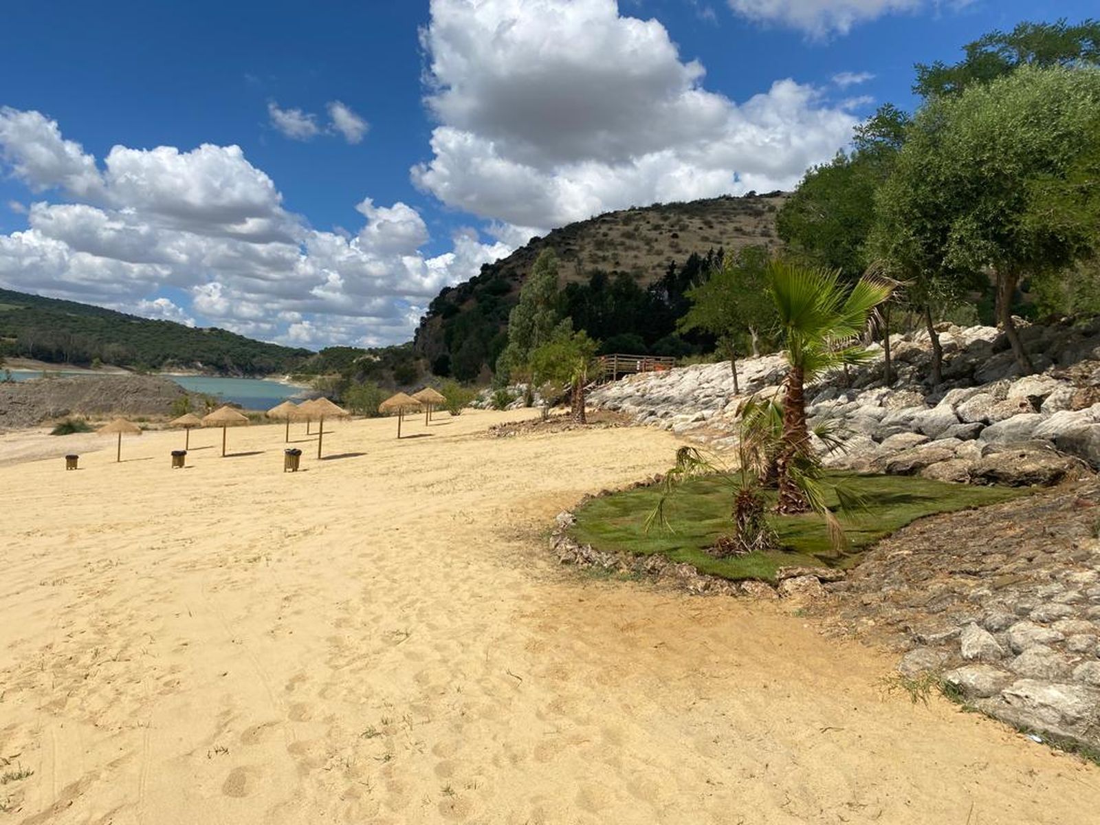La flamante playita de Bornos está ya a punto para el baño.