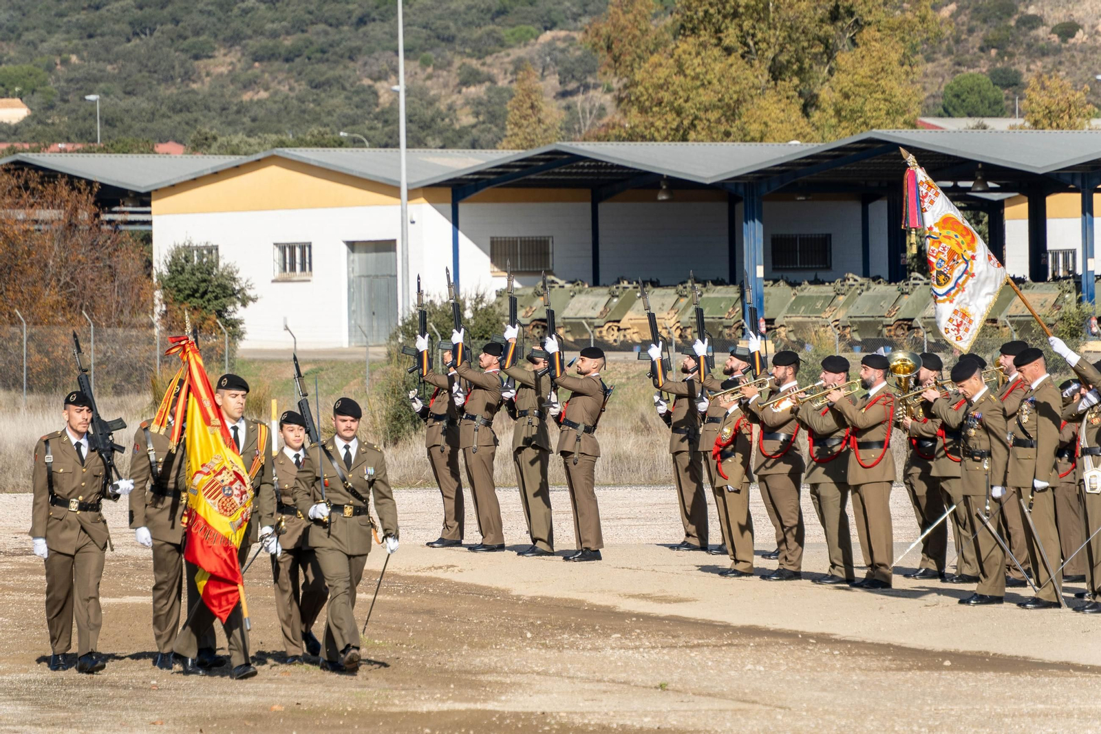 Las mejores imágenes del homenaje de la BRI X a la Inmaculada en Cerro Muriano