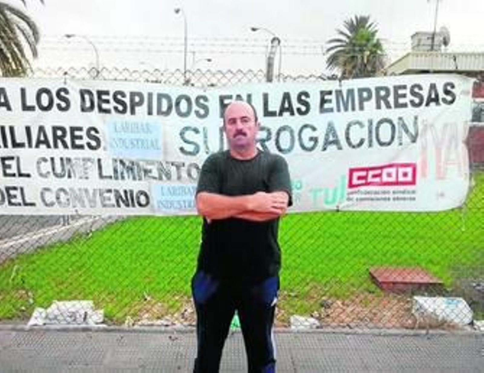 Manuel Espinosa posa a las puertas de la siderúrgica junto a una pancarta reivindicativa, ayer.