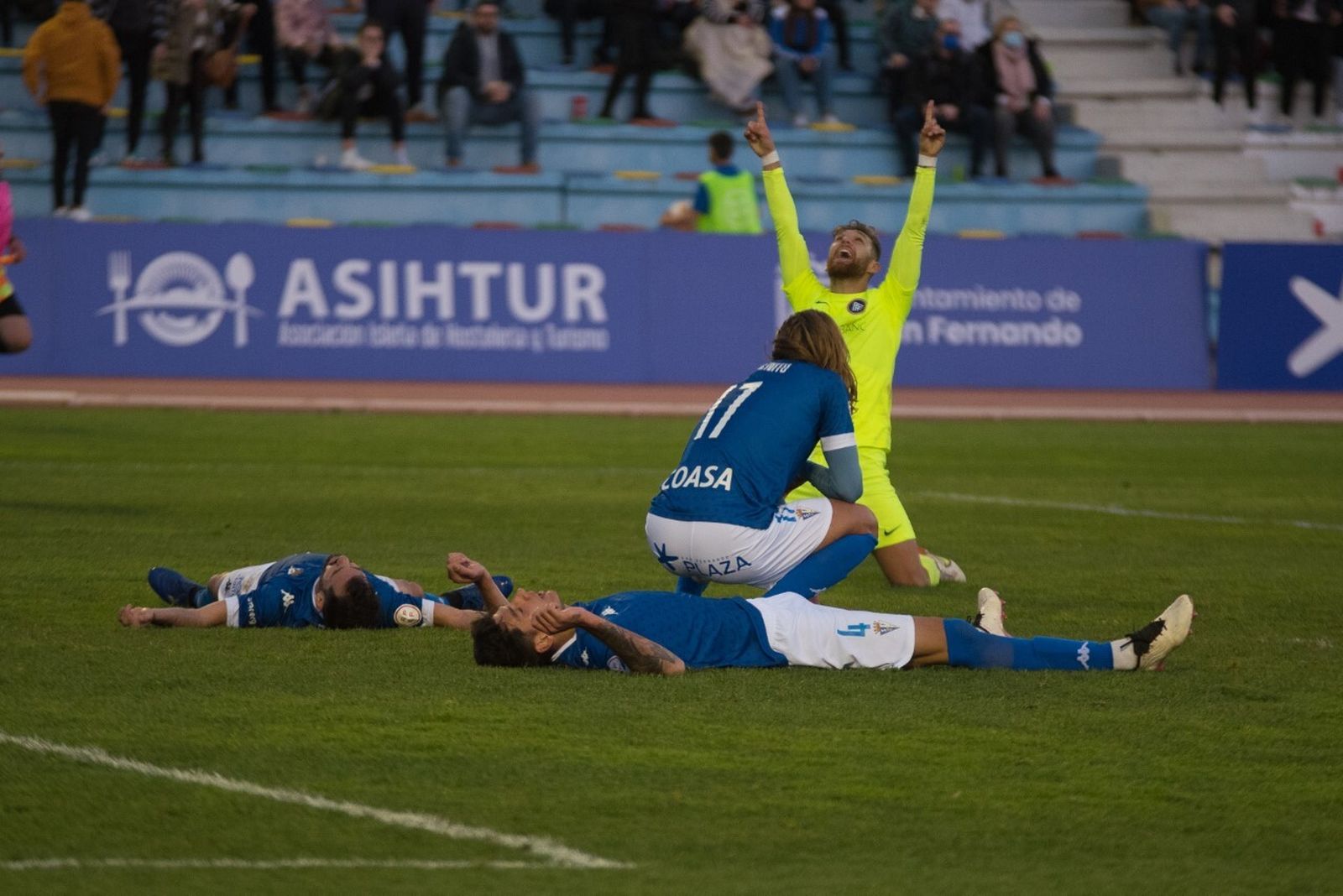 Héctor Hervel celebra el gol andorrano ante la desolación de los jugadores azulinos.
