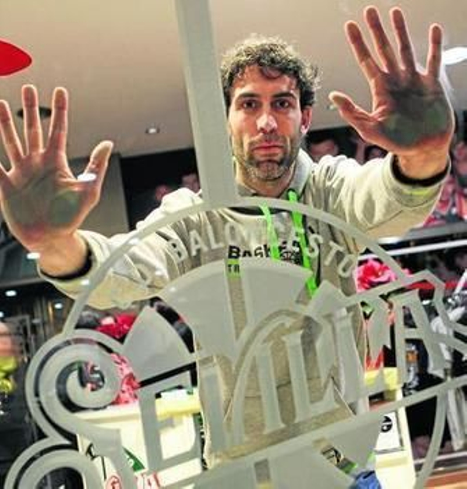 Berni Rodríguez posa en la tienda del Baloncesto Sevilla en el Pasaje Villasís.