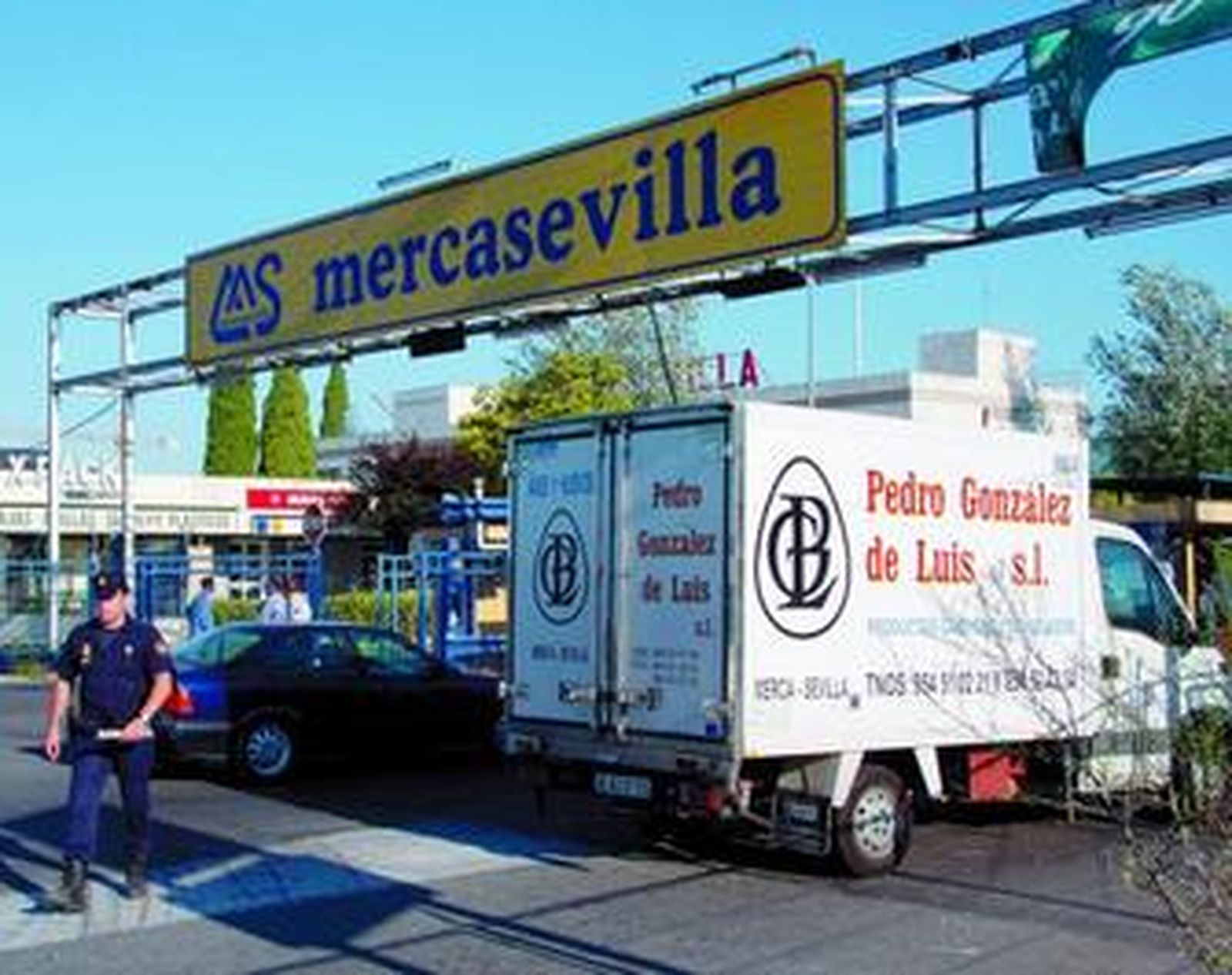 Un agente de la Policía Nacional vigila la entrada de Mercasevilla, ayer.