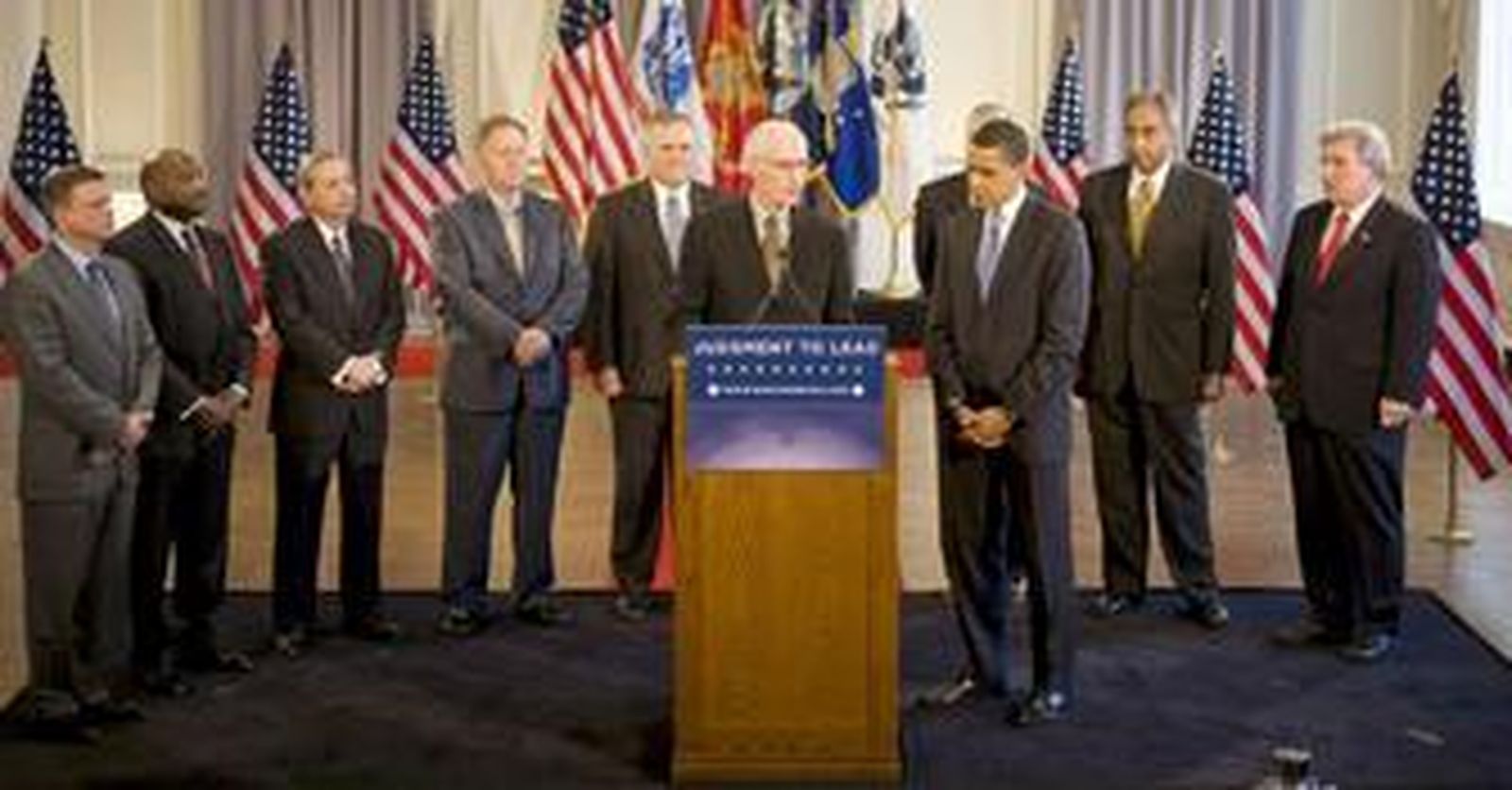 El general retirado de las Fuerzas Armadas Merril McPeak habla en apoyo de Obama, rodeado por otros generales y almirantes en el Museo de la Historia de Chicago, Illinois.