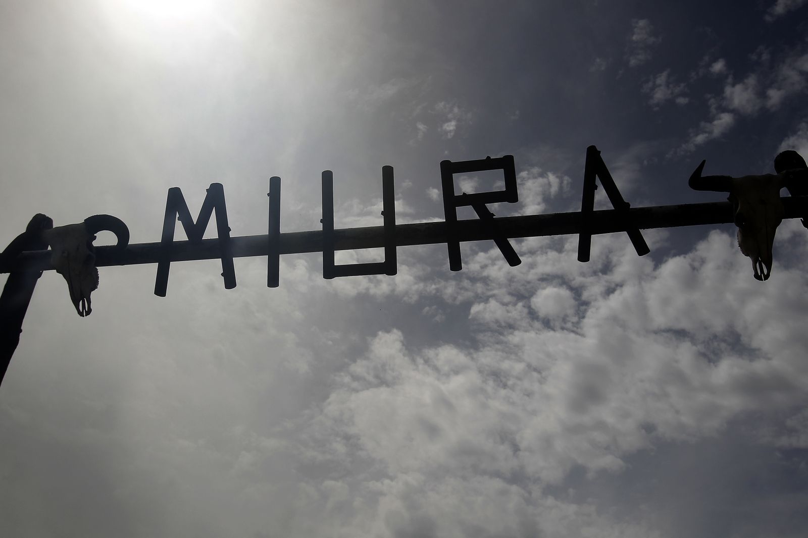 Puerta de la finca Zahariche.