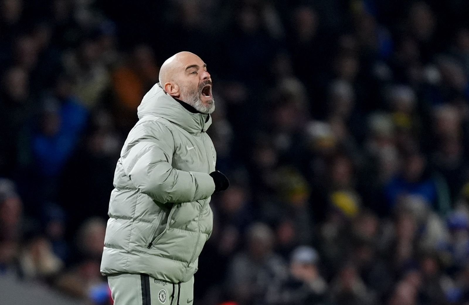 Enzo Maresca da instrucciones en un partido reciente del Chelsea.