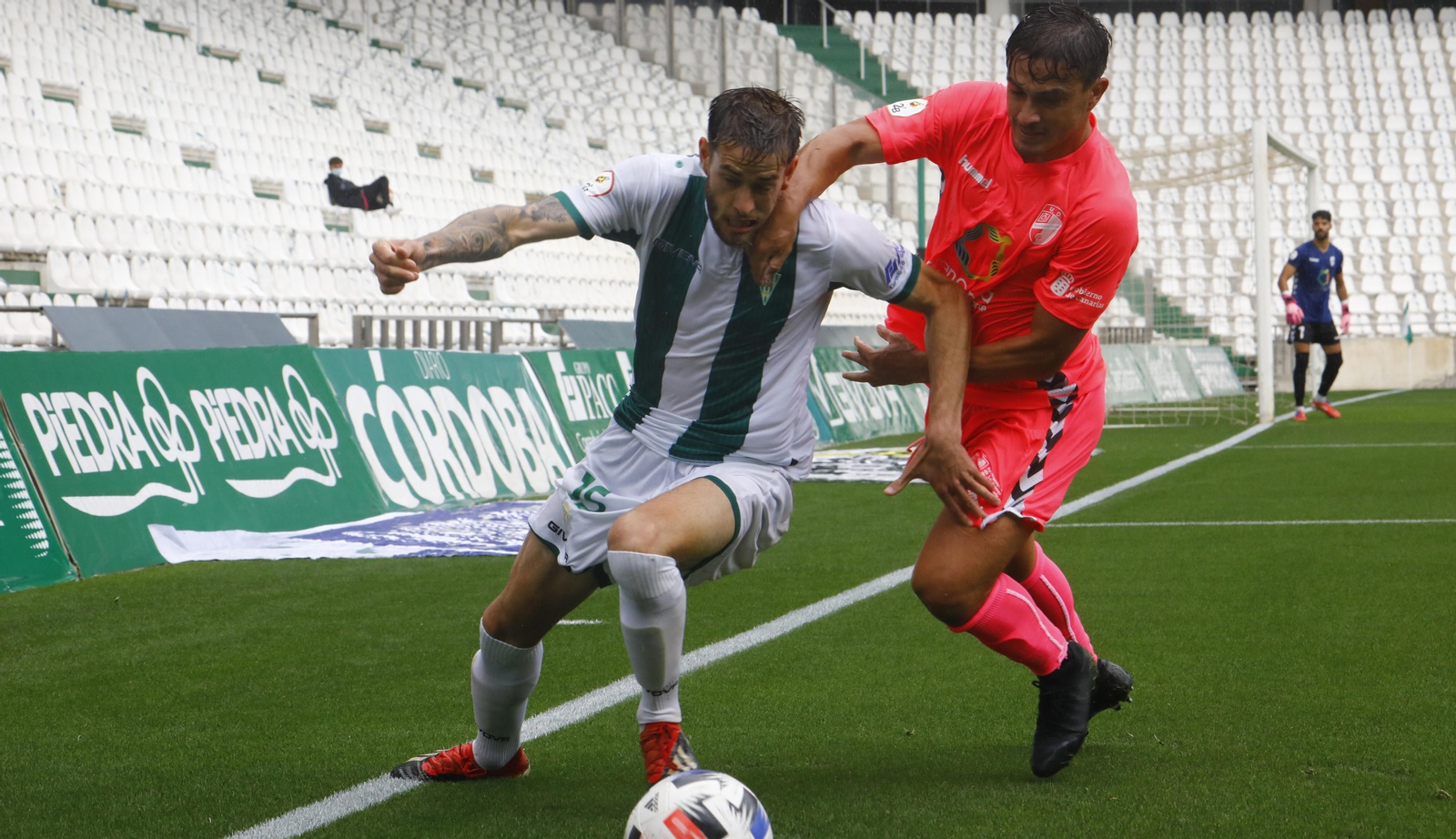 Nahuel Arroyo evita la entrada de un jugador del Tamaraceite, rival en Segunda RFEF.