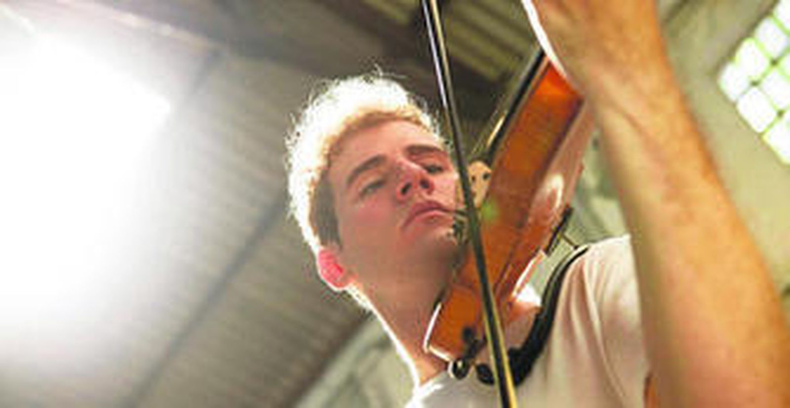 El artista sevillano toca el violín desde los ocho años.