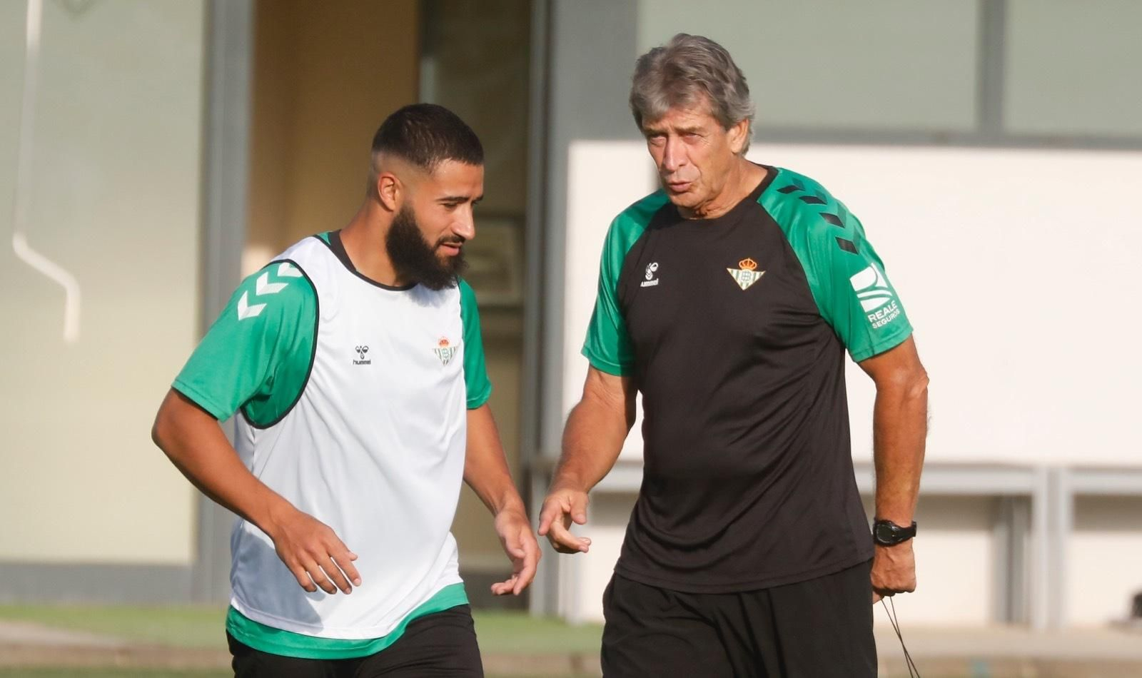 Pellegrini anima a Fekir en un entrenamiento reciente.