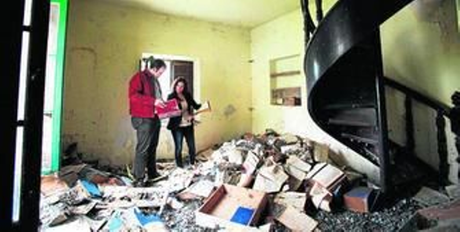 Libros antiguos del edificio, tirados por el suelo debido al saqueo de estas instalaciones de La Barca. Libros antiguos del edificio, tirados por el suelo debido al saqueo de estas instalaciones de La Barca.
