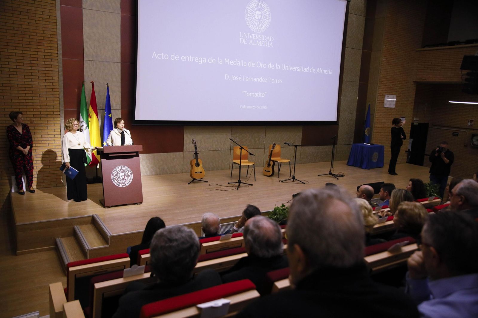 Las imágenes del acto de entrega de la Medalla de Oro a José Fernández Torres Tomatito, en la Universidad de Almería