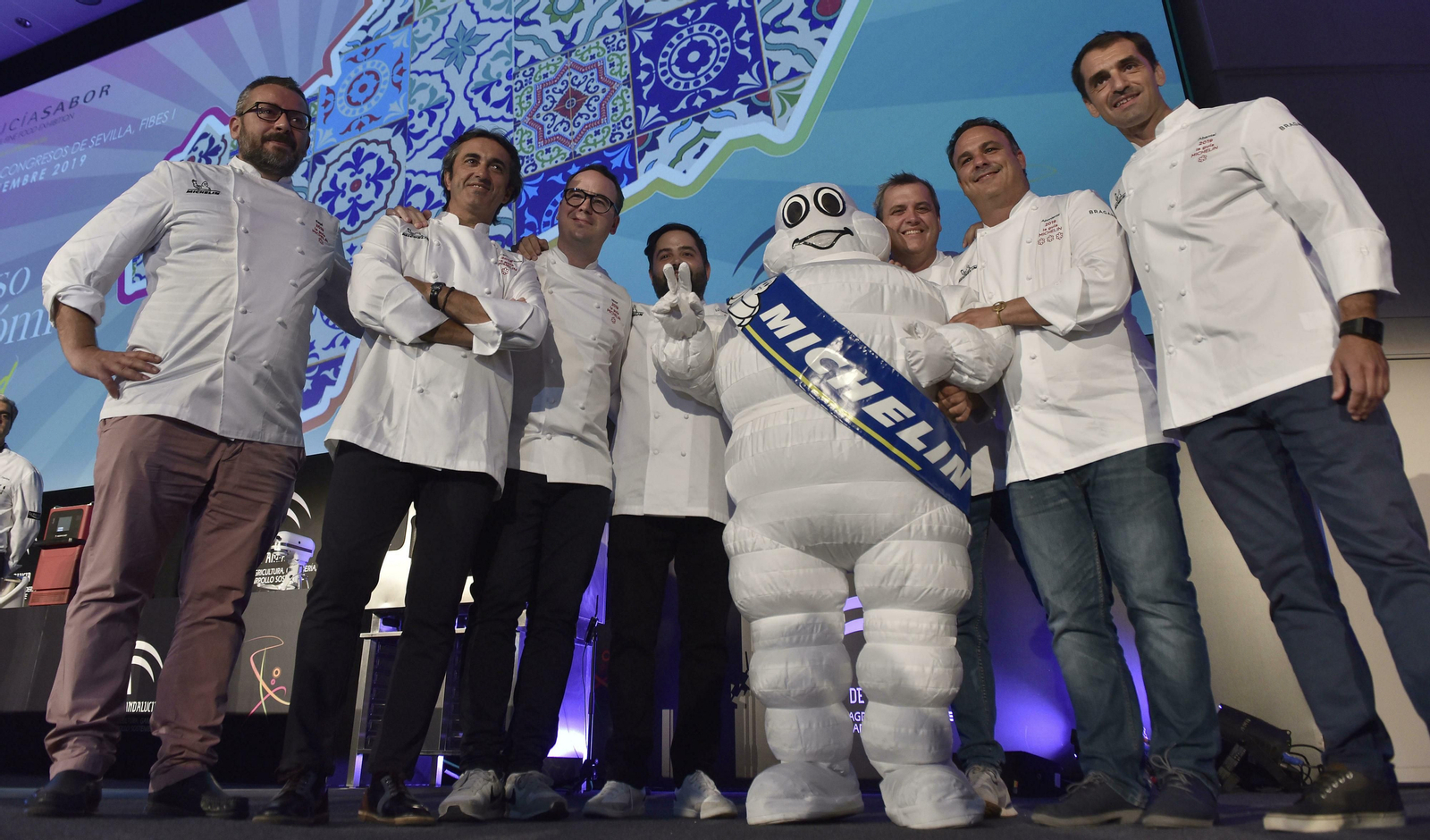 Seis de los cocineros que elaborarán el menú para la gala de las estrellas Michelin.