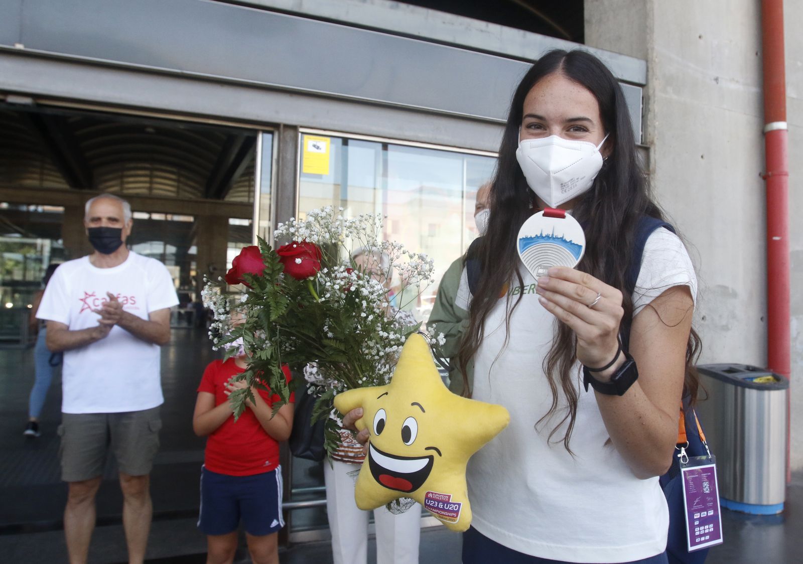 Carmen Avilés muestra la medalla de plata a su llegada a Córdoba.