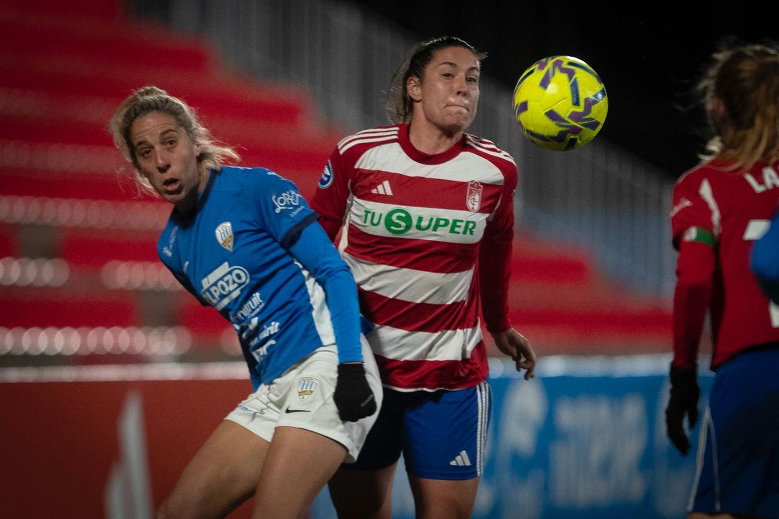 Sonya Keefe y una rival disputando un balón dividido.