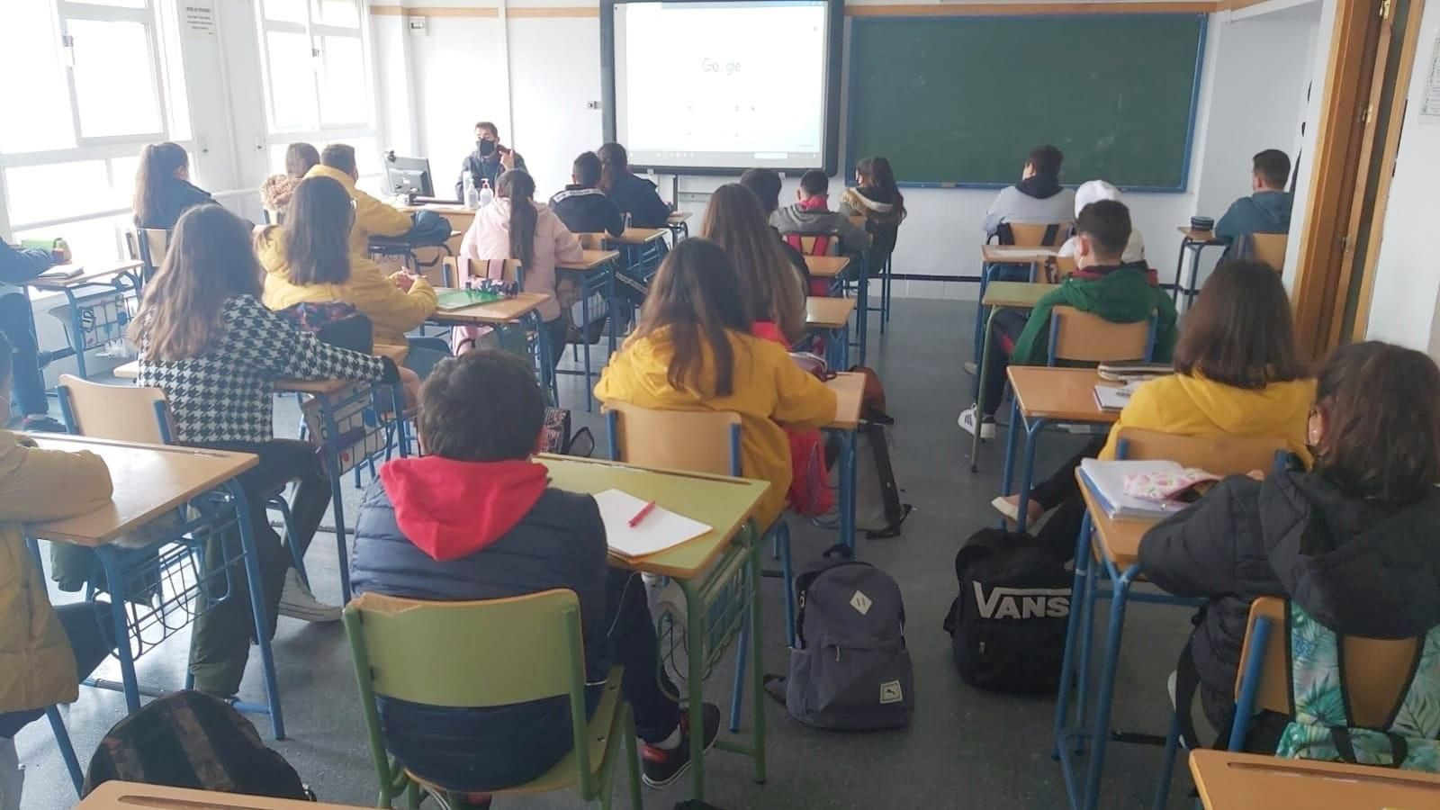 Un profesor imparte clase en el aula de un instituto.