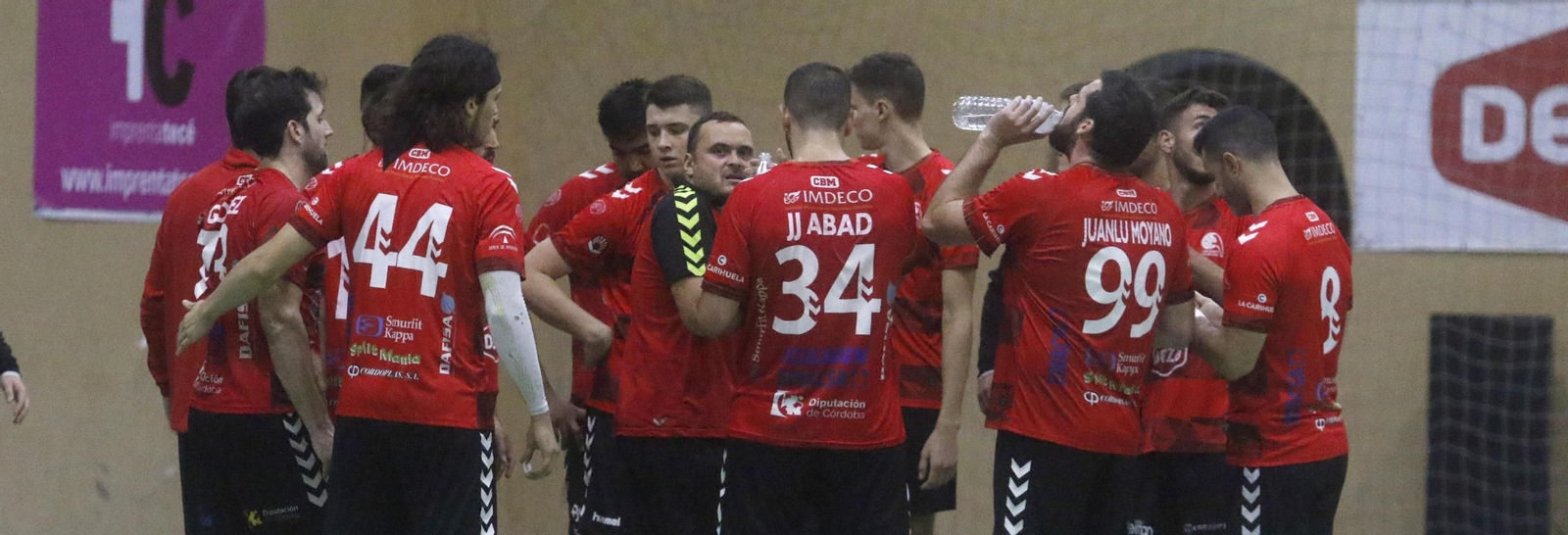 Jesús Escribano da órdenes a sus jugadores durante un tiempo muerto.