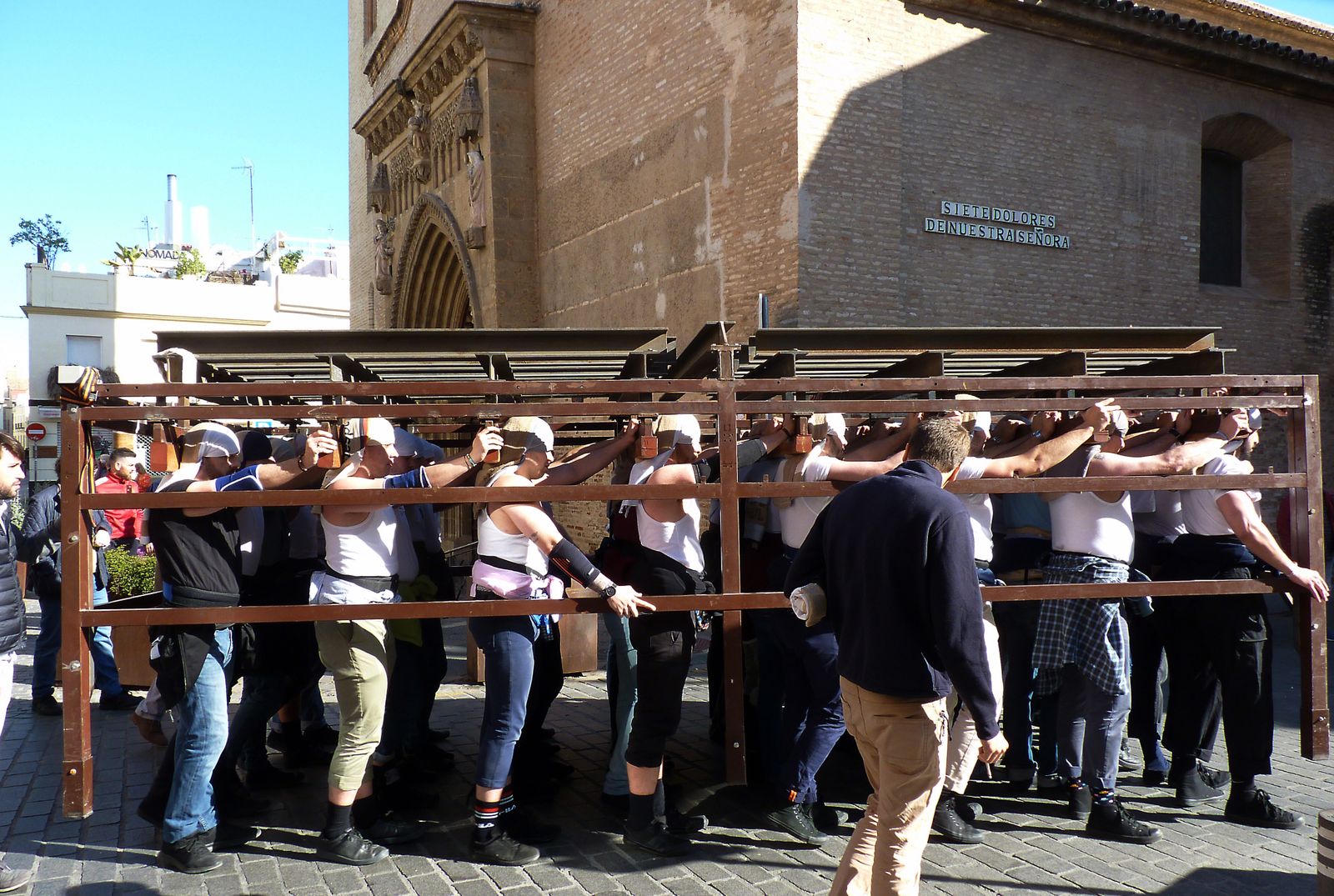 Ensayos de costaleros junto a la parroquia de San Marcos.