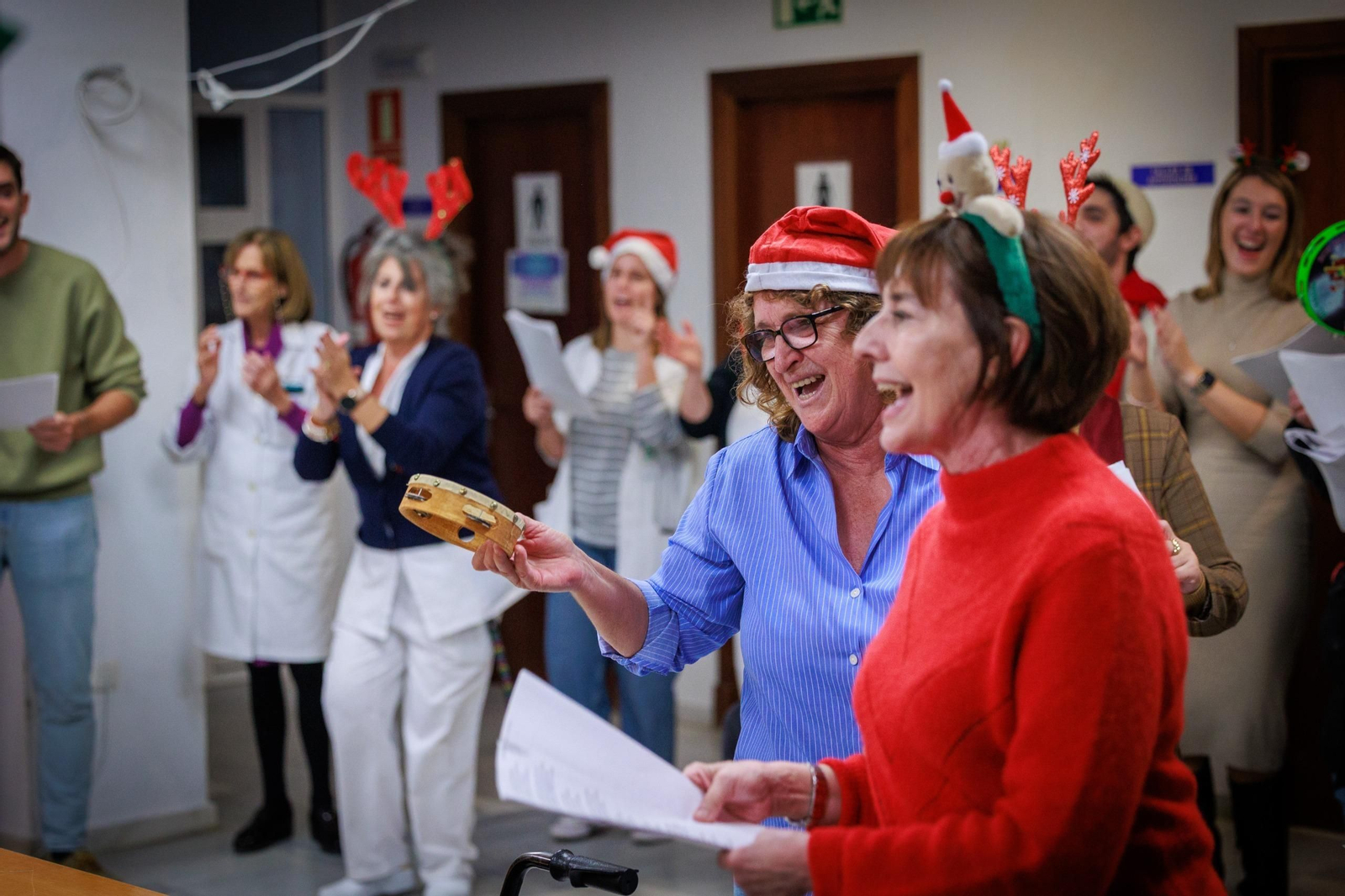 Imágenes:Trabajadores del centro de salud El Olivillo celebran la Navidad con los mayores de la residencia Matía Calvo en Cádiz