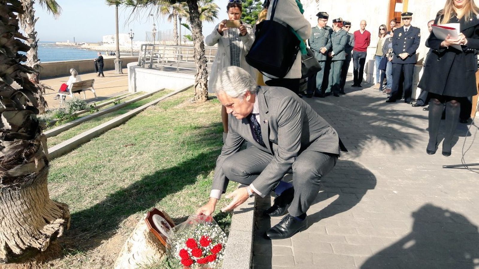 Agustín Muñoz, durante la ofrenda floral contra la Violencia de Género, ayer en Cádiz.