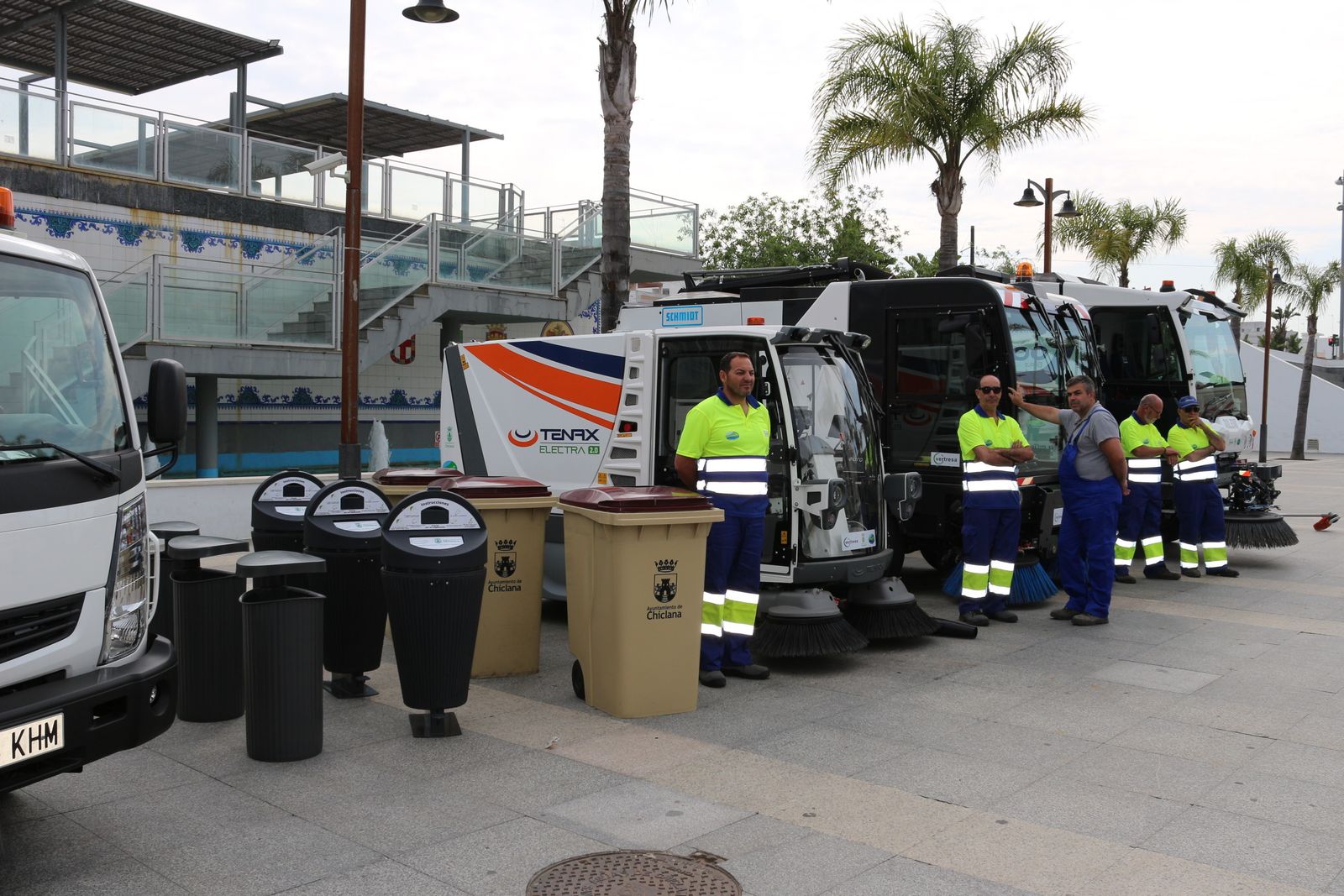 Trabajadores junto a vehículos y nuevas papeleras que se instalarán en la ciudad.