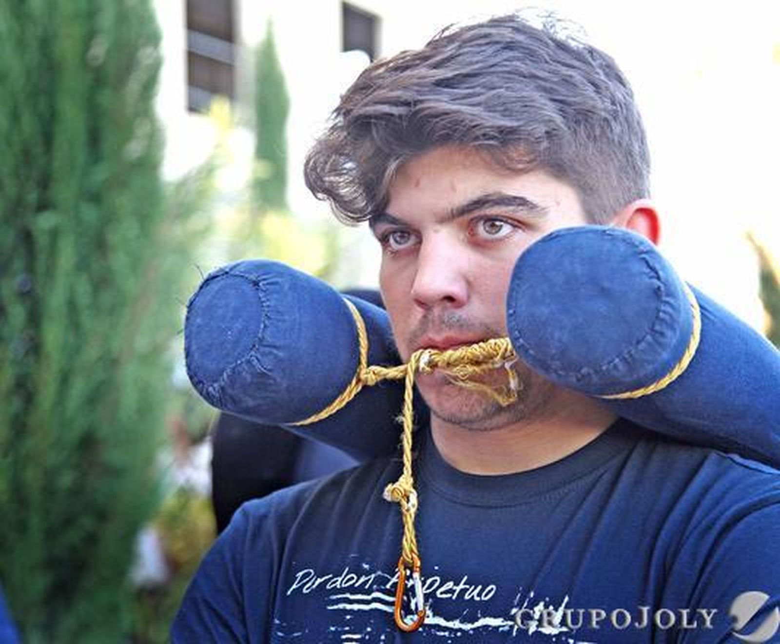 Un joven costalero de la hermandad del Perdón mira al horizonte, molía al hombro, esperando el momento de la salida de la cofradía desde la ermita de Guía.

Foto: Vanesa Lobo