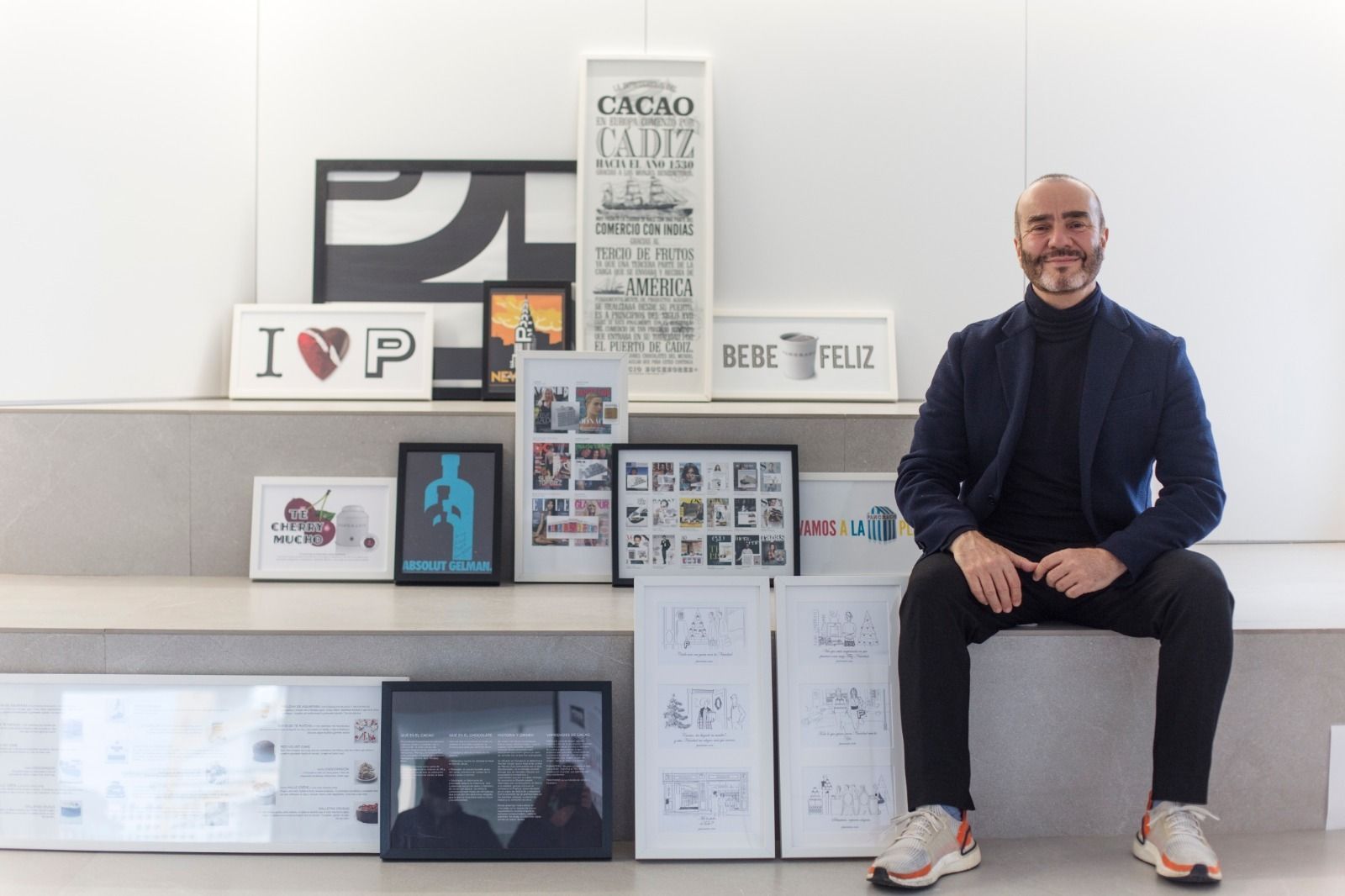 Pedro Álvarez, ante una muestra del bagaje gráfico de Pancracio.