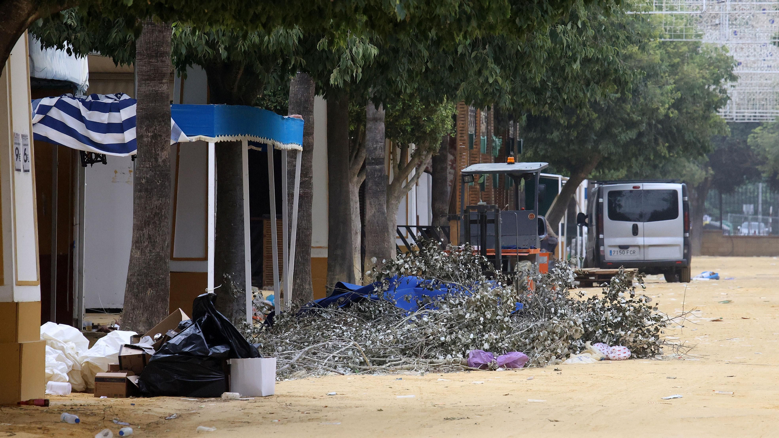 Continúan los trabajos de recogida en la Feria de Jerez 2024 Continúan los trabajos de recogida en la Feria de Jerez 2024